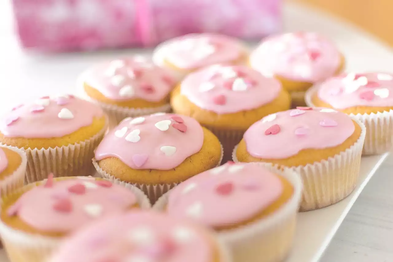 Kreative Möglichkeiten, Geburtstags-Cupcakes zu servieren
